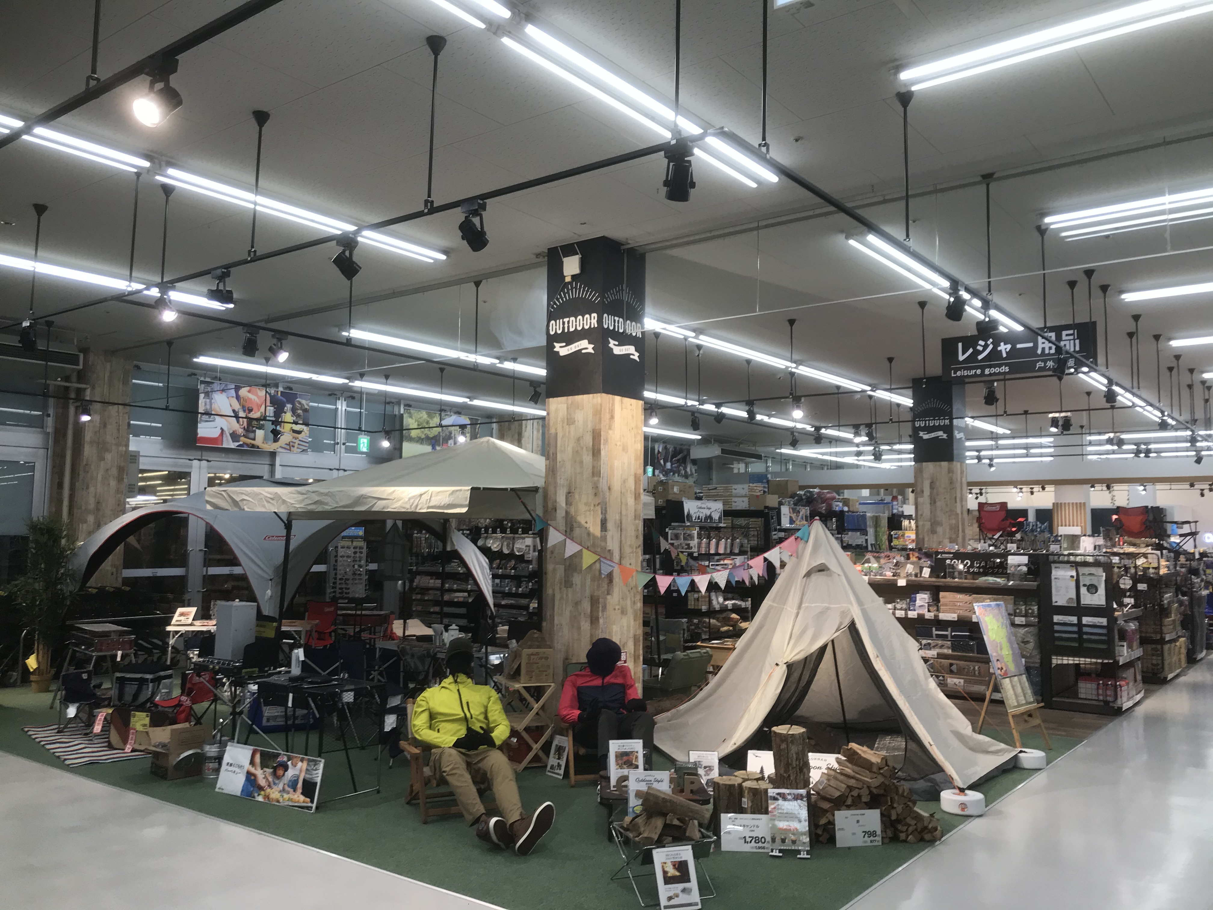 キャンプ用品専門店「CAMP　DEPOT　鳳東町店」が昨年オープン。東大阪菱江店のキャンプ用品売場も品揃えが増え、『見て、買って、使って、楽しんで頂ける売場』となっています。