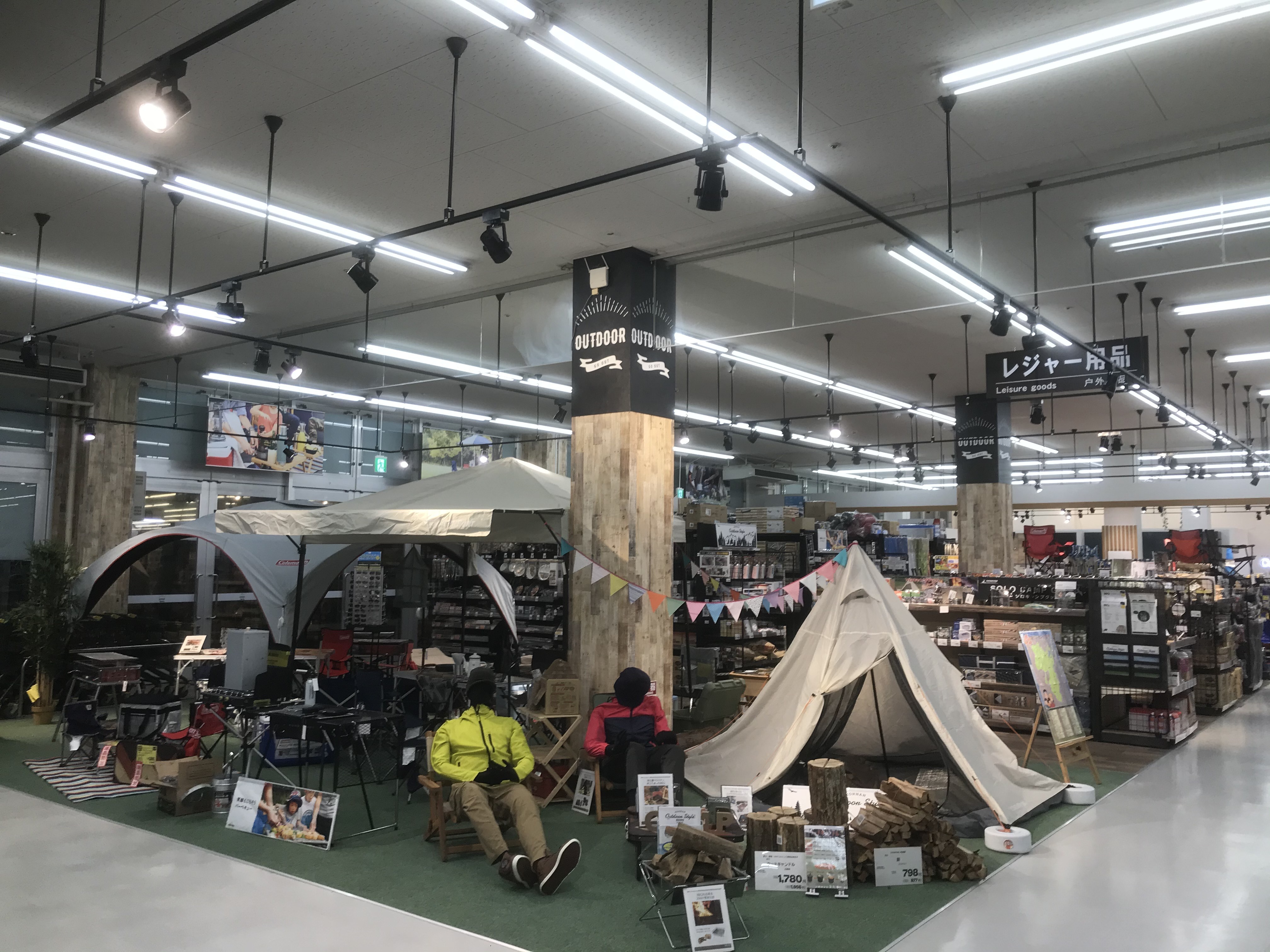 キャンプ用品専門店「CAMP DEPOT 鳳東町店」が昨年オープン。東大阪菱江店のキャンプ用品売場も品揃えが増え、『見て、買って、使って、楽しんで頂ける売場』となっています。